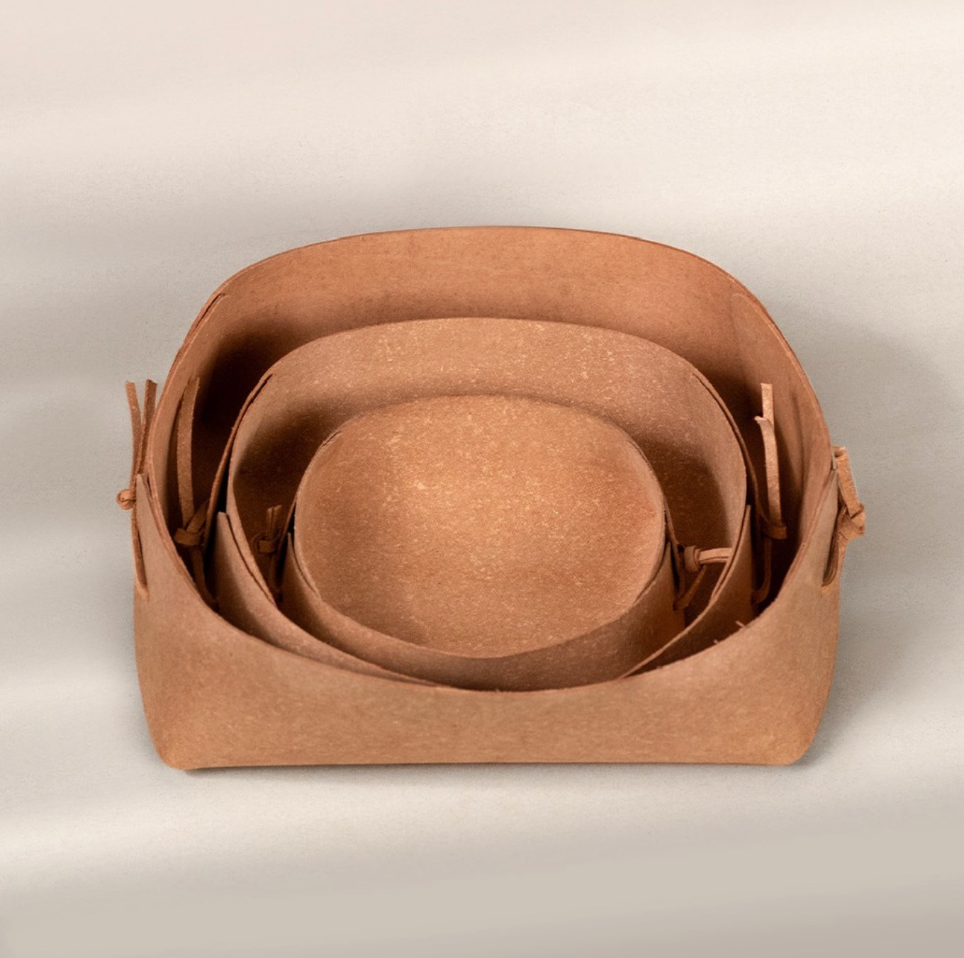 Canasta chica de piel recuperada